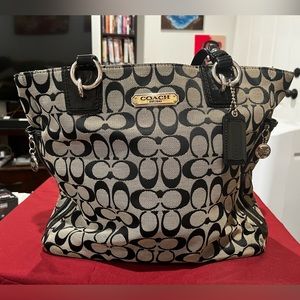 Previously Owned COACH bag! Slight wear but looks almost as good as new.